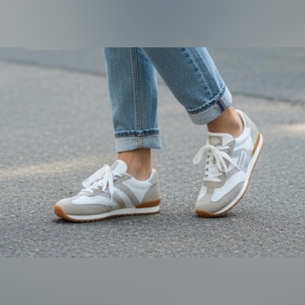 Women’s walking Sneakers in White and Light Gray